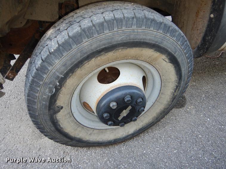 image for item K5759 1998 Chevrolet Cheyenne 3500 flatbed pickup truck