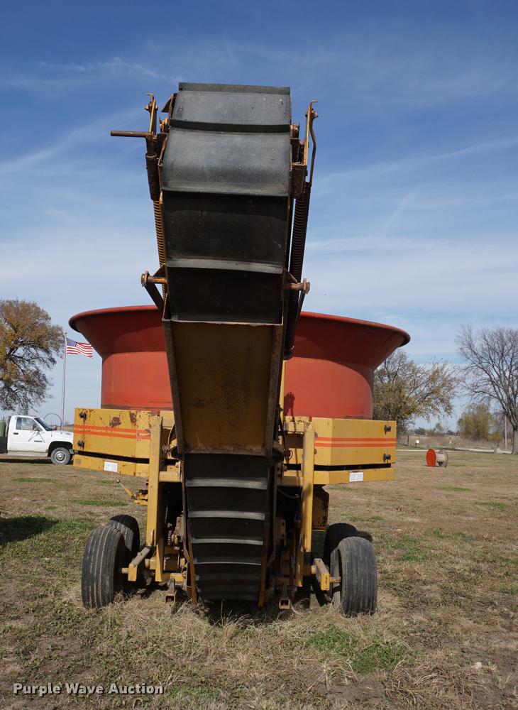 image for item DA1439 HayBuster Big Bite H1100 tub grinder