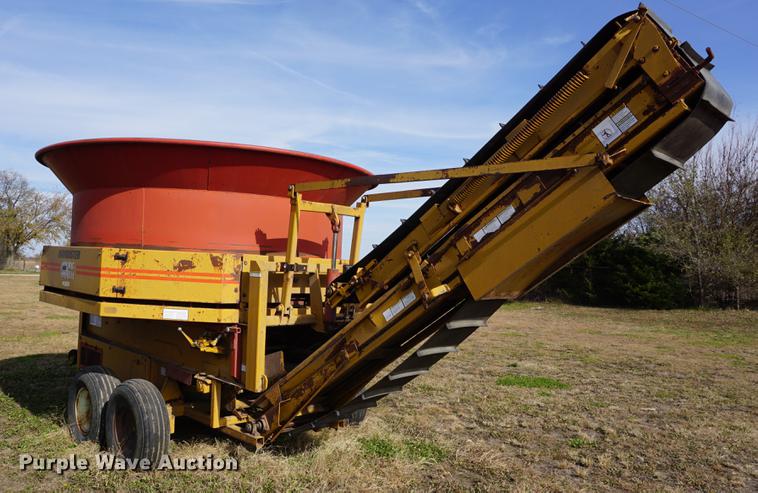 image for item DA1439 HayBuster Big Bite H1100 tub grinder