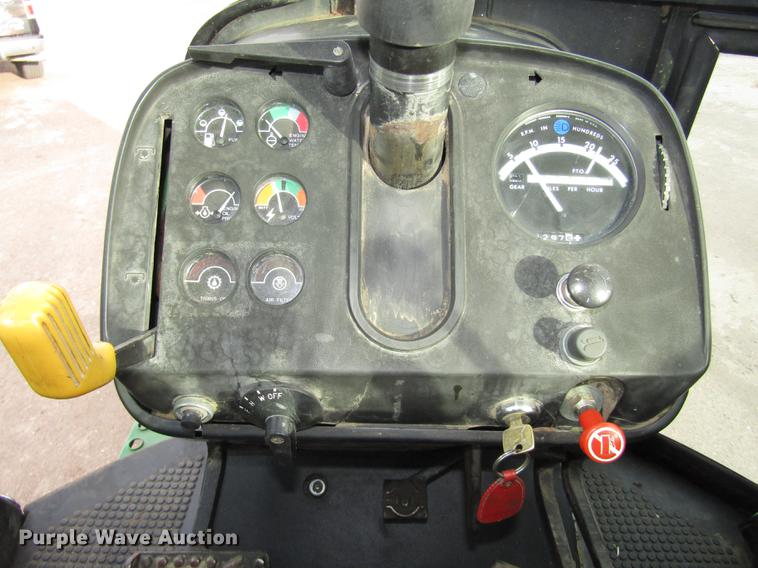 image for item DA3214 1981 John Deere 4440 tractor