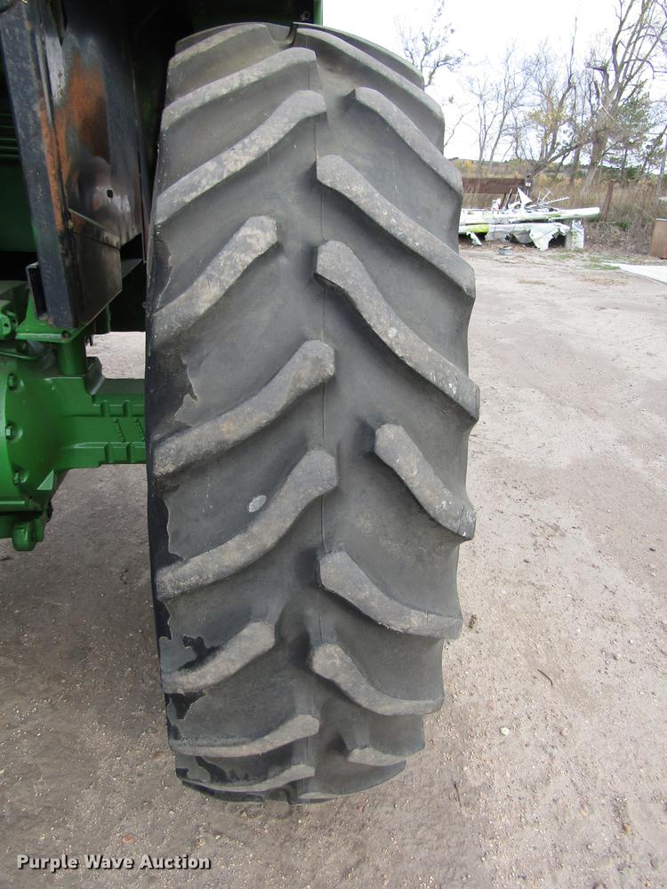 image for item DA3214 1981 John Deere 4440 tractor