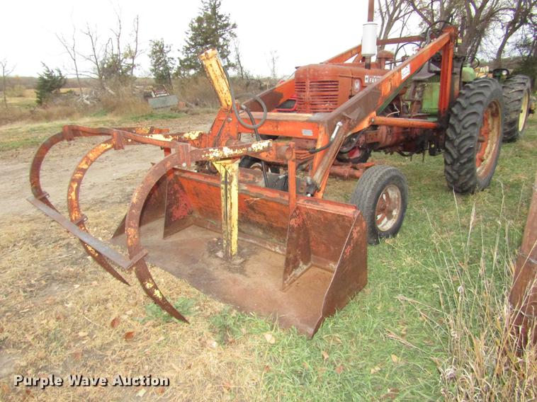 image for item DA3215 1946 Mccormick International M tractor