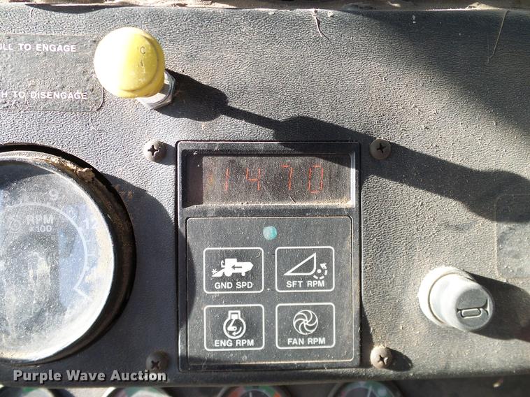 image for item DA6965 1983 John Deere 8820 Turbo combine