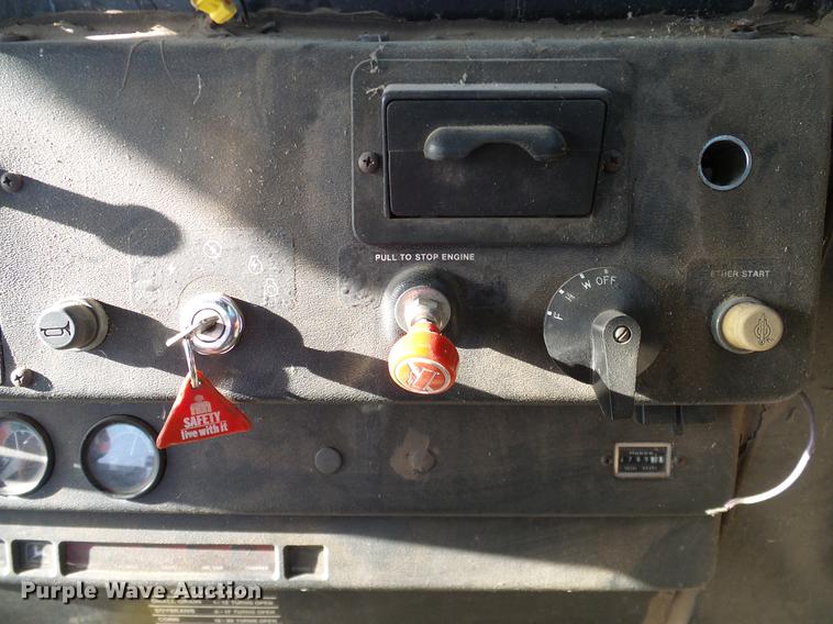 image for item DA6965 1983 John Deere 8820 Turbo combine