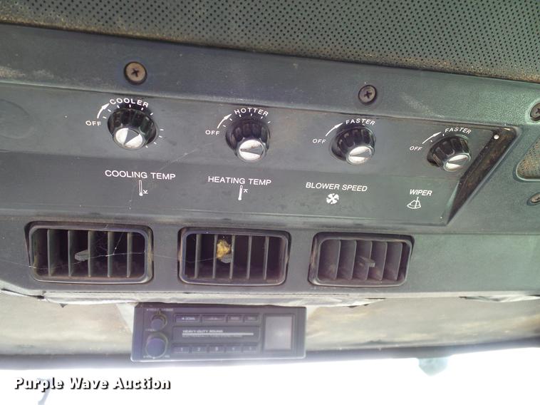 image for item DA6965 1983 John Deere 8820 Turbo combine