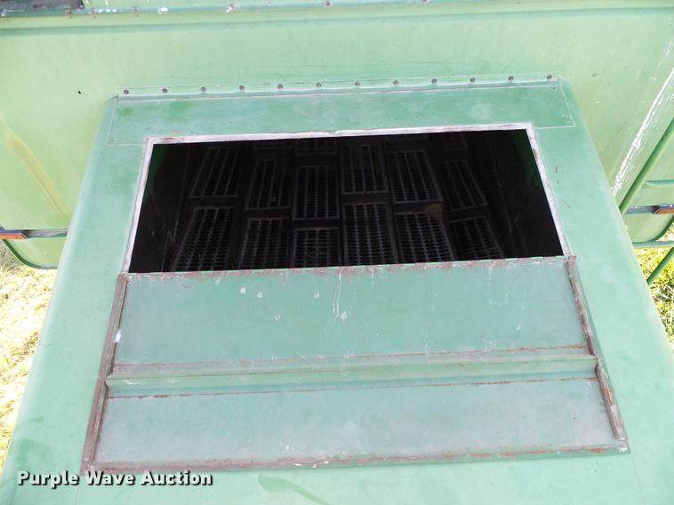 image for item DA6965 1983 John Deere 8820 Turbo combine