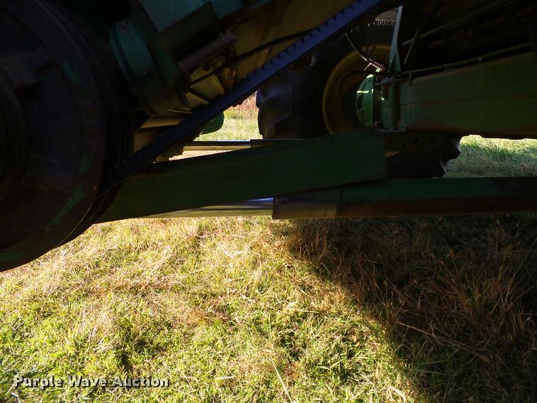 image for item DA6965 1983 John Deere 8820 Turbo combine