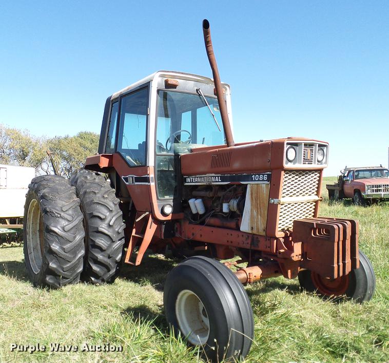 image for item DA6966 1977 International 1086 tractor