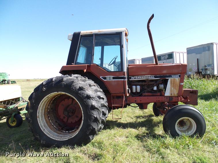 image for item DA6966 1977 International 1086 tractor