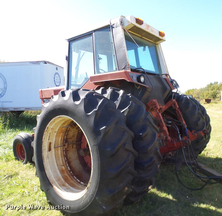 image for item DA6966 1977 International 1086 tractor