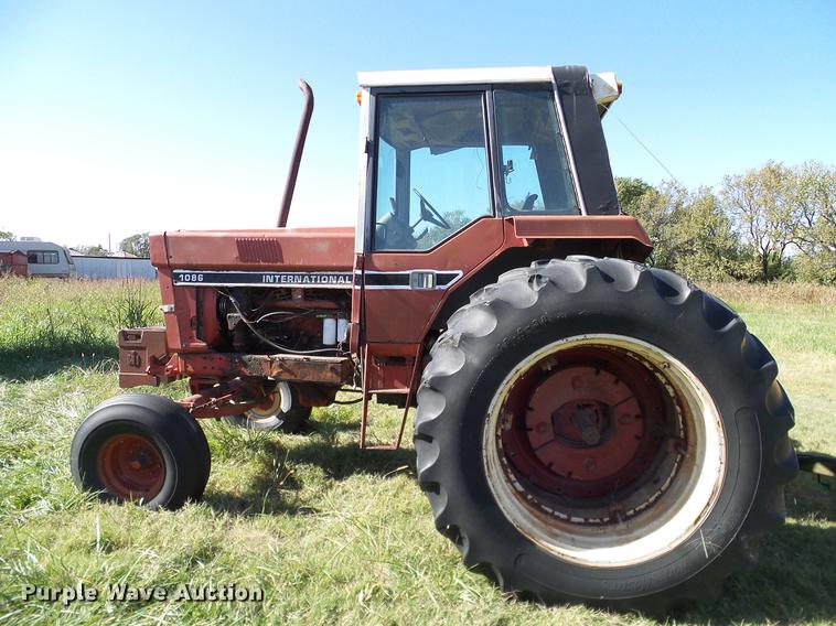 image for item DA6966 1977 International 1086 tractor