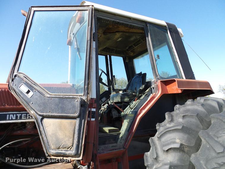 image for item DA6966 1977 International 1086 tractor