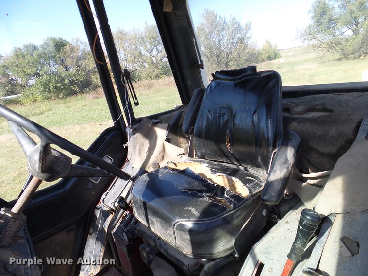 image for item DA6966 1977 International 1086 tractor