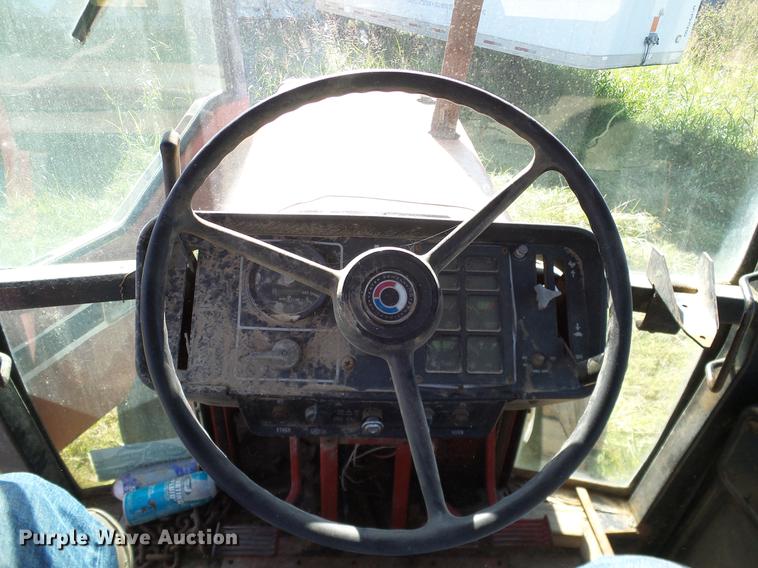 image for item DA6966 1977 International 1086 tractor