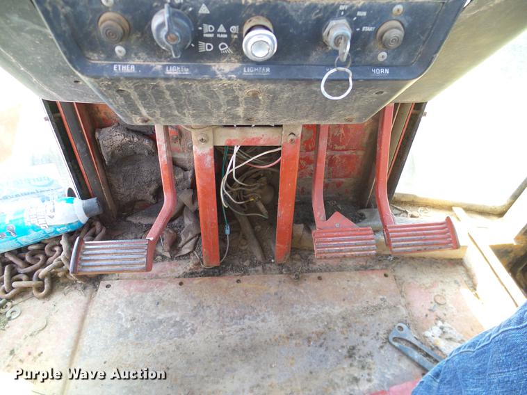 image for item DA6966 1977 International 1086 tractor