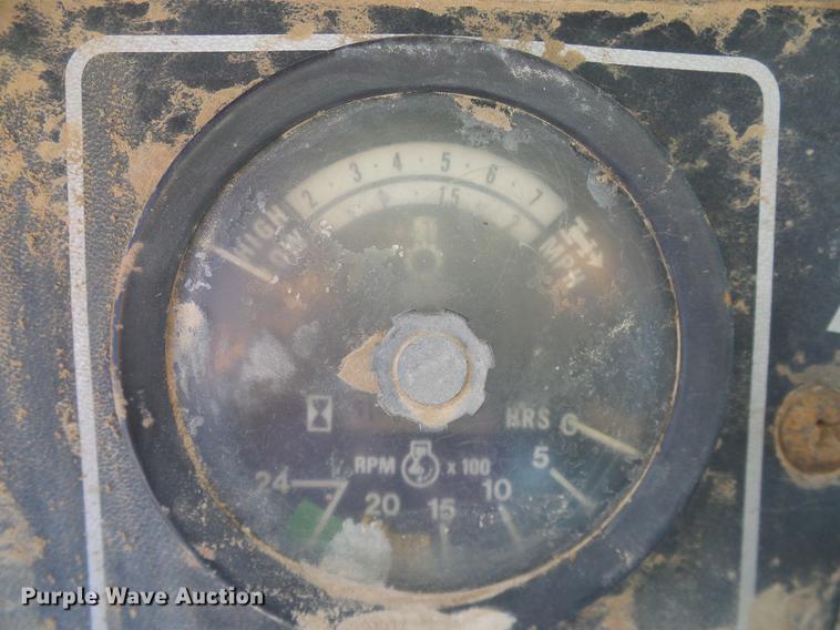 image for item DA6966 1977 International 1086 tractor