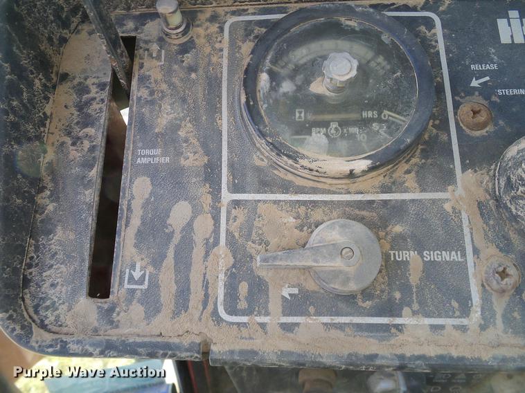 image for item DA6966 1977 International 1086 tractor