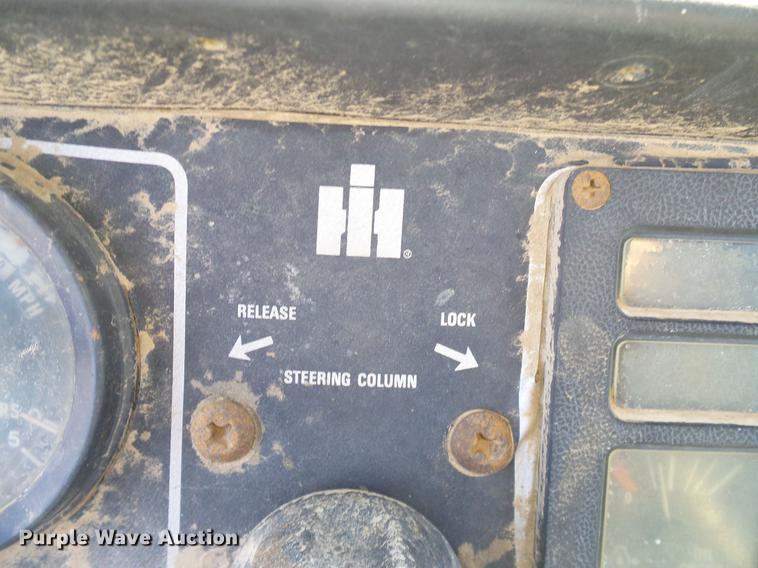 image for item DA6966 1977 International 1086 tractor