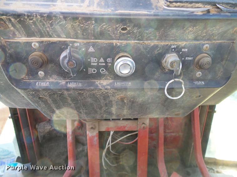 image for item DA6966 1977 International 1086 tractor