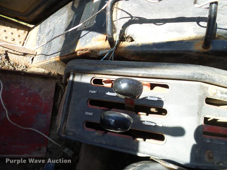 image for item DA6966 1977 International 1086 tractor