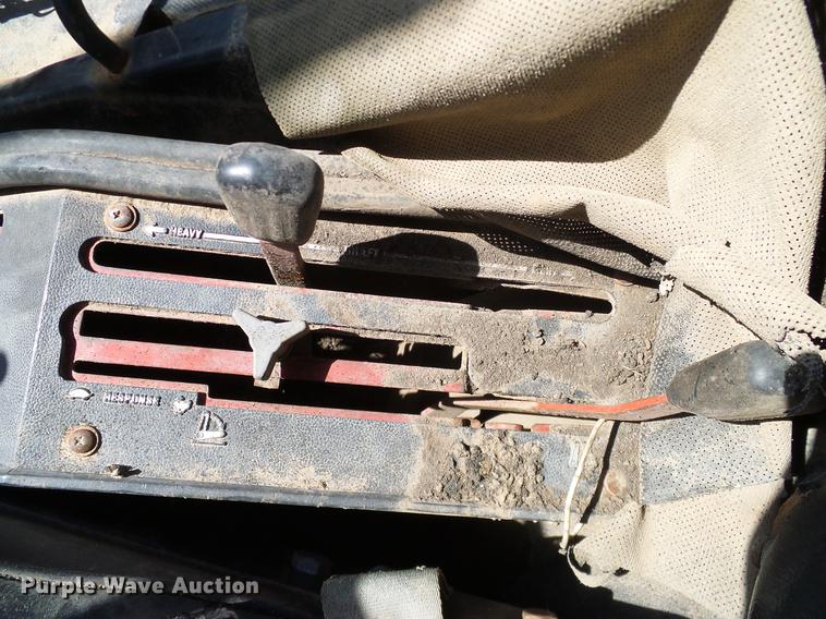 image for item DA6966 1977 International 1086 tractor