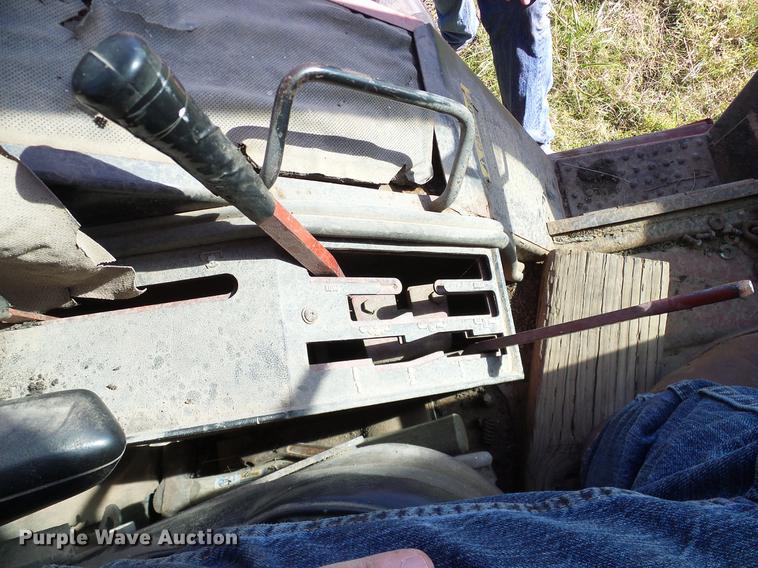 image for item DA6966 1977 International 1086 tractor