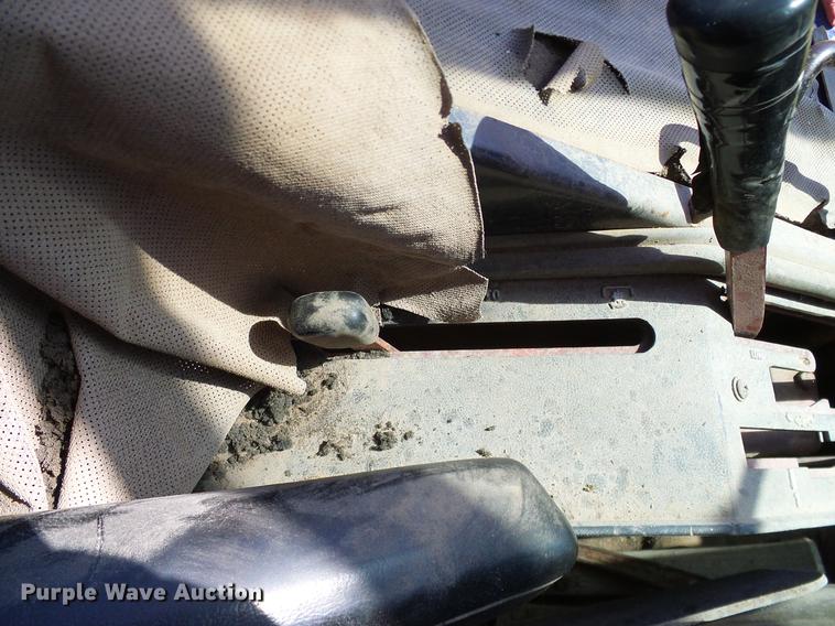 image for item DA6966 1977 International 1086 tractor