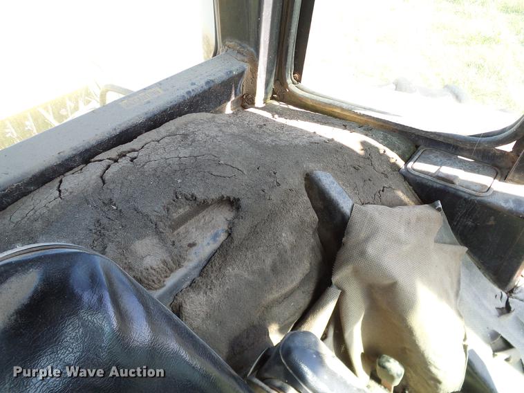 image for item DA6966 1977 International 1086 tractor