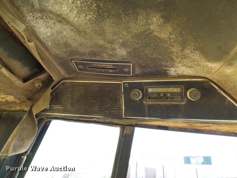 image for item DA6966 1977 International 1086 tractor