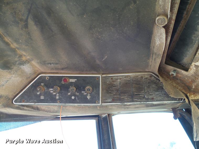 image for item DA6966 1977 International 1086 tractor