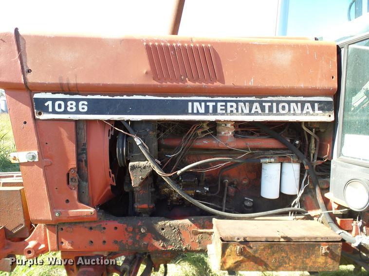 image for item DA6966 1977 International 1086 tractor