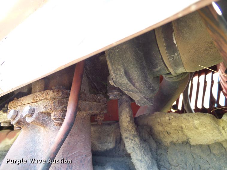 image for item DA6966 1977 International 1086 tractor