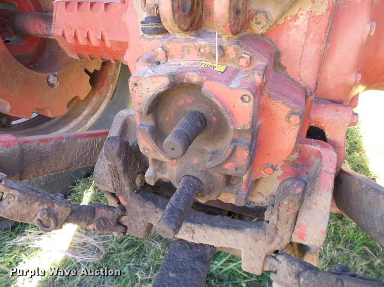 image for item DA6966 1977 International 1086 tractor