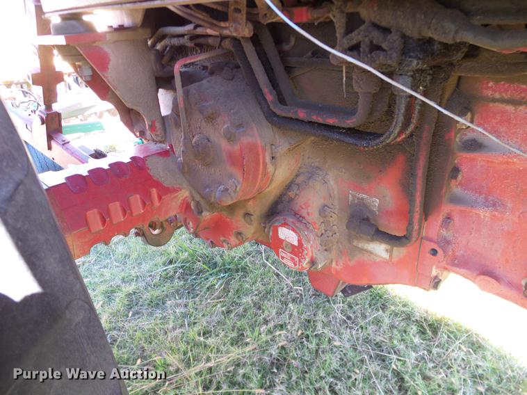 image for item DA6966 1977 International 1086 tractor