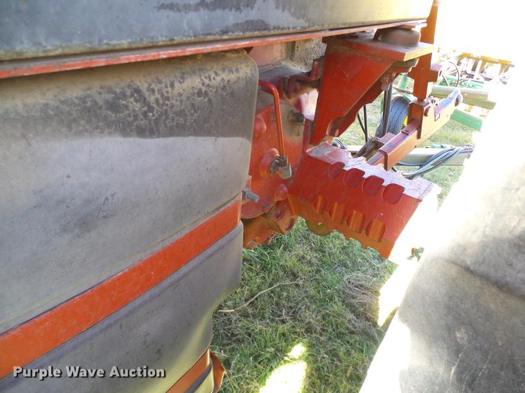 image for item DA6966 1977 International 1086 tractor