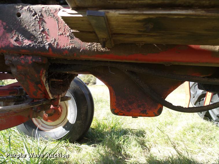 image for item DA6966 1977 International 1086 tractor