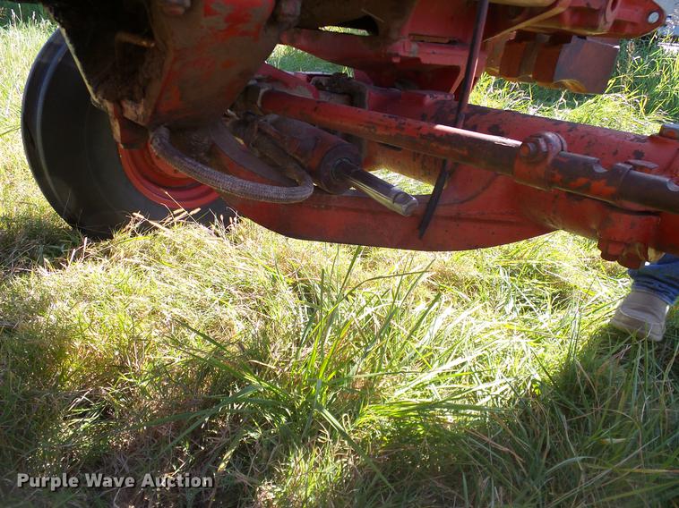 image for item DA6966 1977 International 1086 tractor