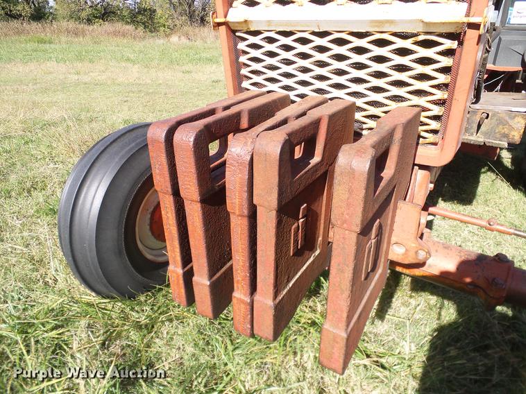 image for item DA6966 1977 International 1086 tractor