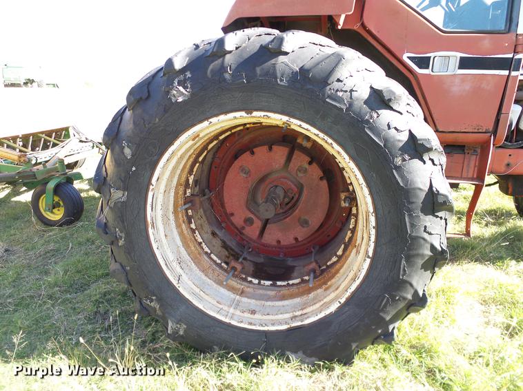 image for item DA6966 1977 International 1086 tractor