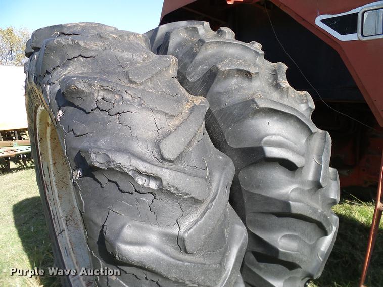 image for item DA6966 1977 International 1086 tractor