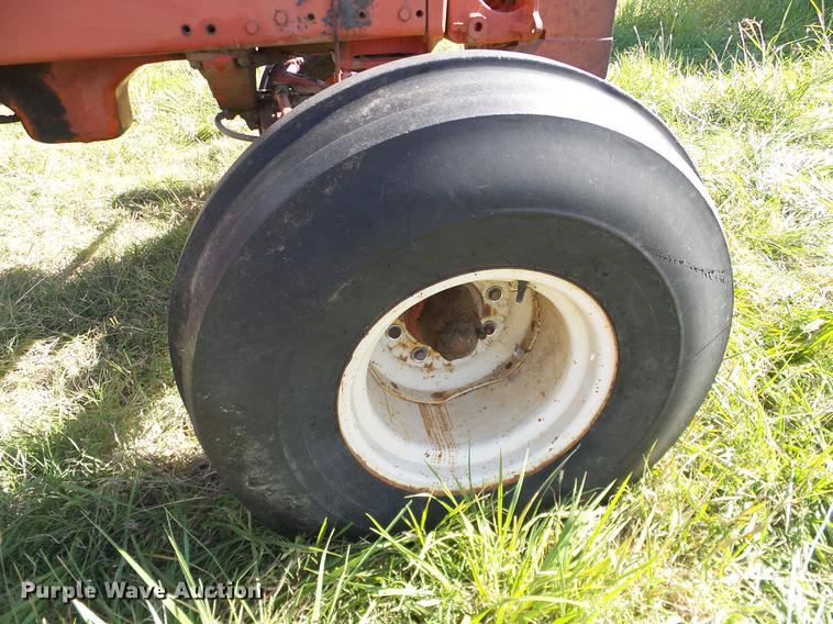 image for item DA6966 1977 International 1086 tractor