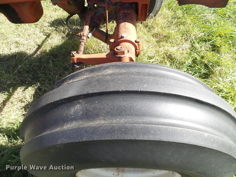 image for item DA6966 1977 International 1086 tractor