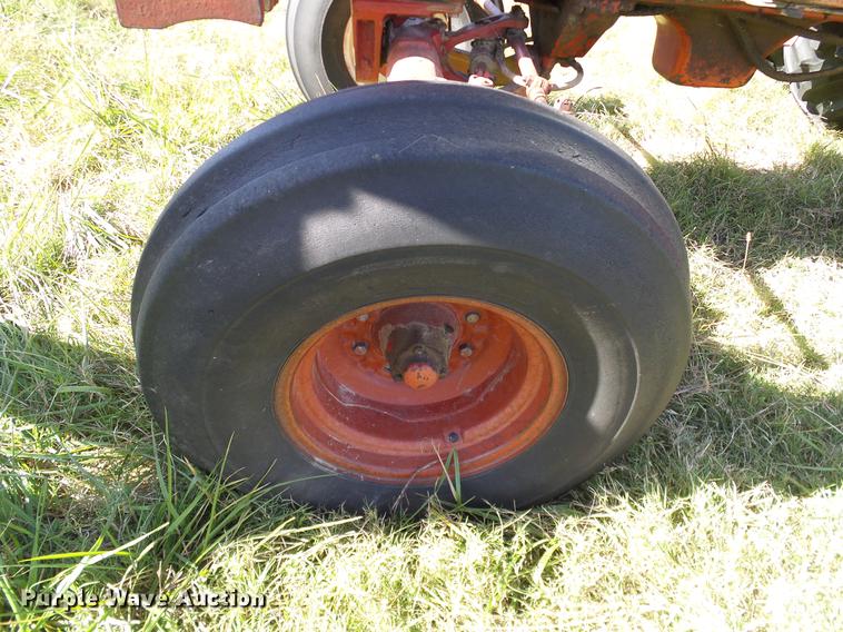 image for item DA6966 1977 International 1086 tractor