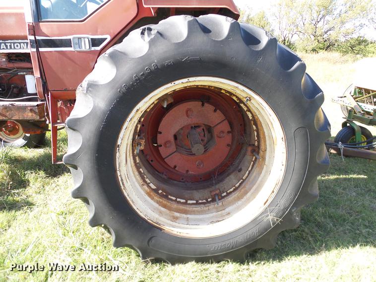 image for item DA6966 1977 International 1086 tractor