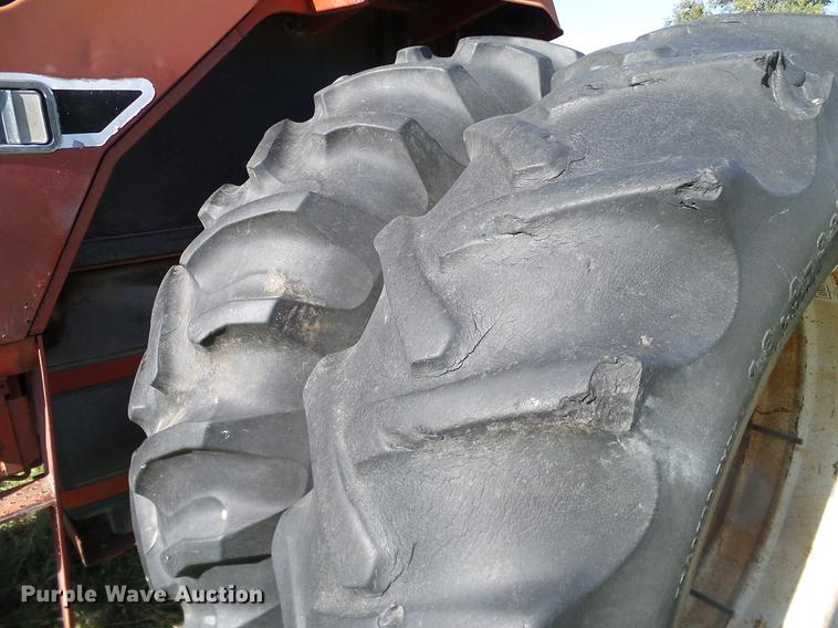 image for item DA6966 1977 International 1086 tractor