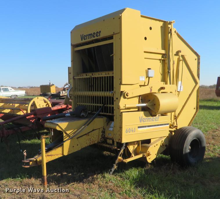 image for item DC0757 1988 Vermeer 604J round baler