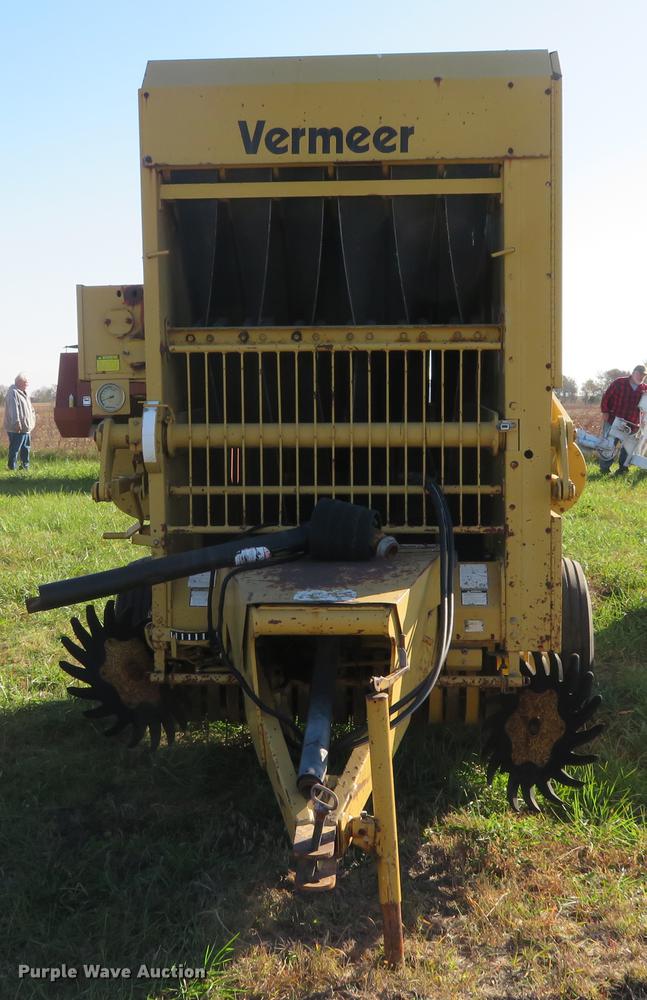 image for item DC0757 1988 Vermeer 604J round baler