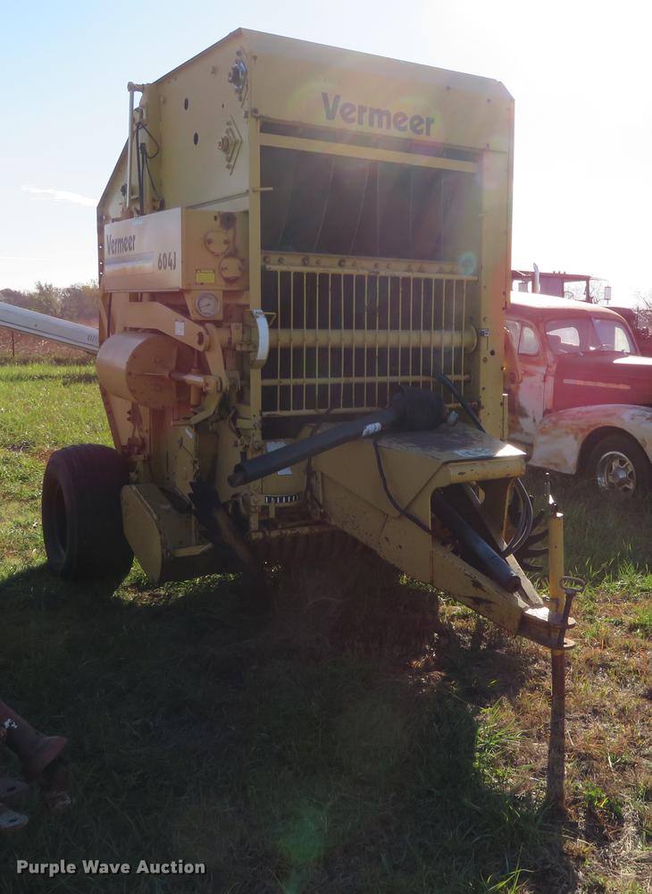 image for item DC0757 1988 Vermeer 604J round baler