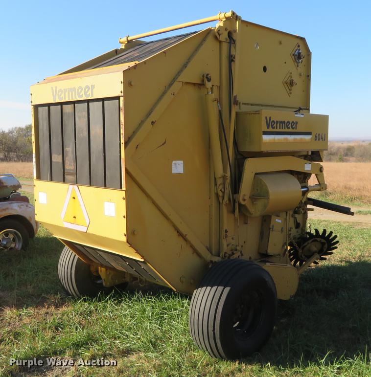 image for item DC0757 1988 Vermeer 604J round baler