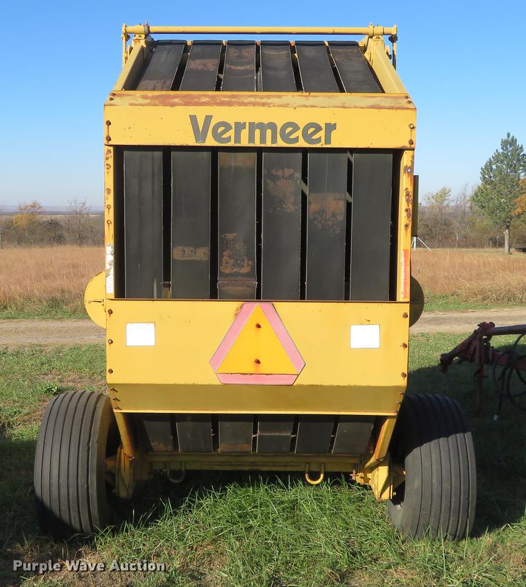 image for item DC0757 1988 Vermeer 604J round baler